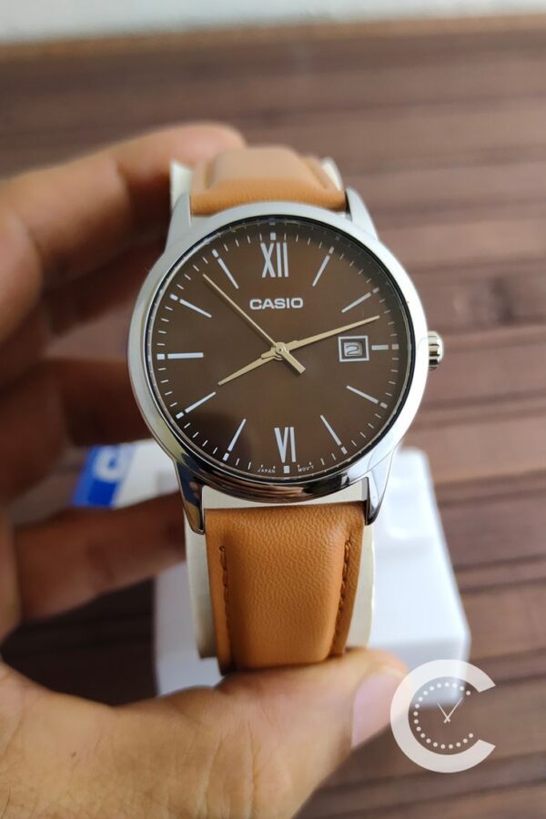Classic Leather Strap Watch – Brown